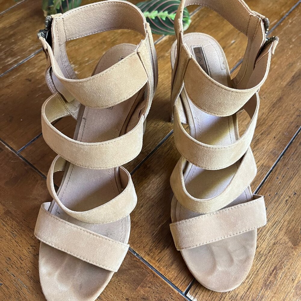 Tahari "Media" Shoes in tan/beige suede size 9.5 - Picture 4 of 6